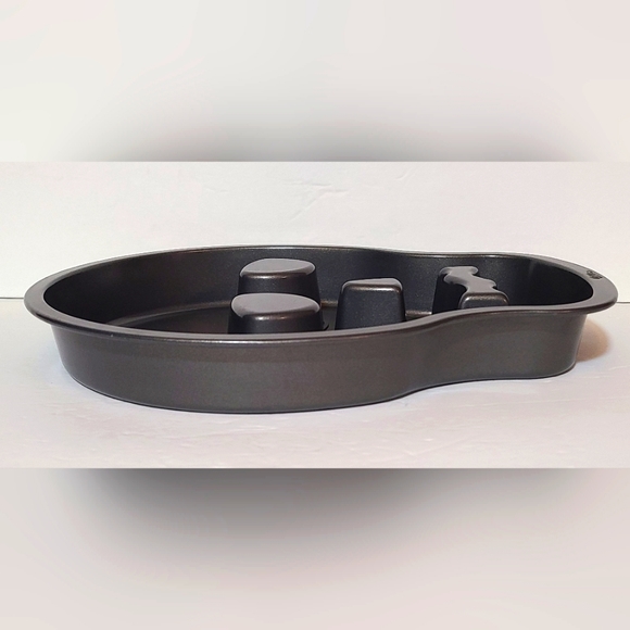 Wilton Skull Cake Pan Non Stick 9.5" x 12" Halloween Skeleton - Picture 3 of 4